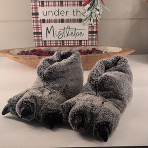 Kids Cozy Gray Bear Paw Slippers Size Large 4/5